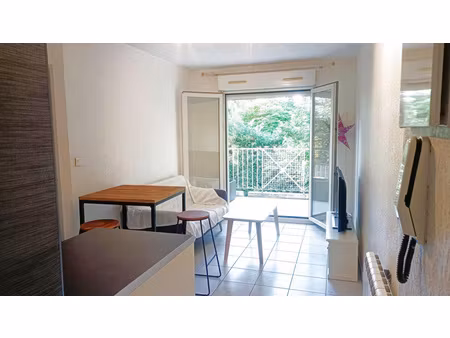 beau t2 meublé de 28 m² + balcon au calme + parking dans résidence sécurisée