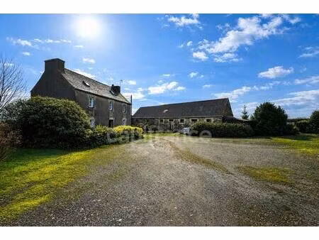 ensemble immobilier à rénover – grand terrain – ploudiry (29)