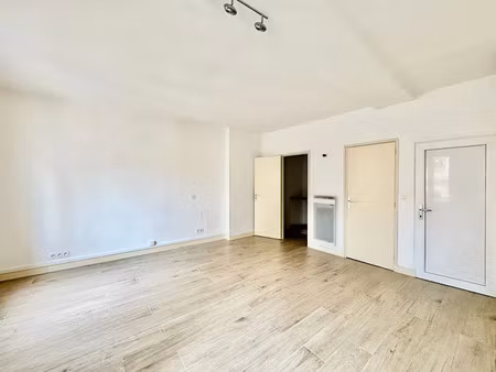 location locaux professionnels 1 pièce 27.6 m² à avignon (84000)  496 €