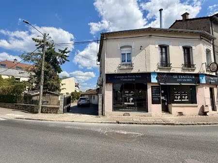 ensemble immobilier avec local commercial et logement idéal