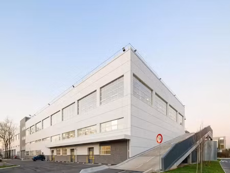 ensemble de 6300m² de logistique et d'activité divisible dès