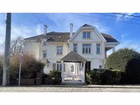 demeure de caractère en plein centre-ville avec jardin!