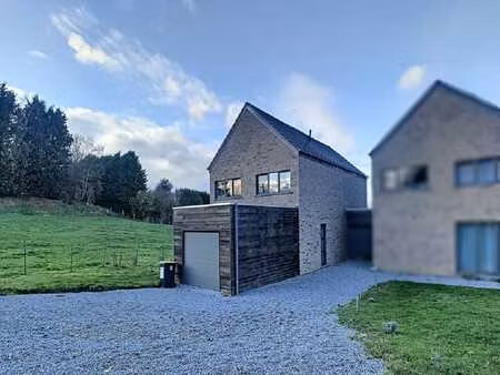 maison récente avec vue sur prairie