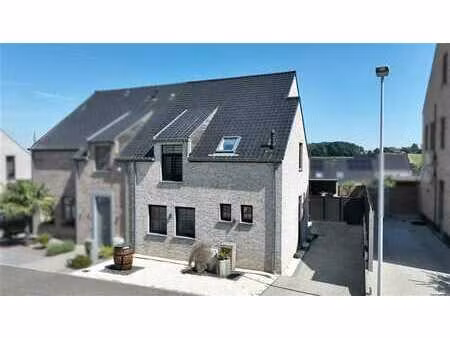 magnifique maison 3 façades offrant 3ch et un beau jardin