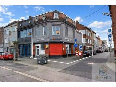 immeuble mixte idéalement situé en plein centre de la louviè