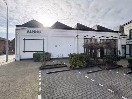 showroom central avec espaces de stockage