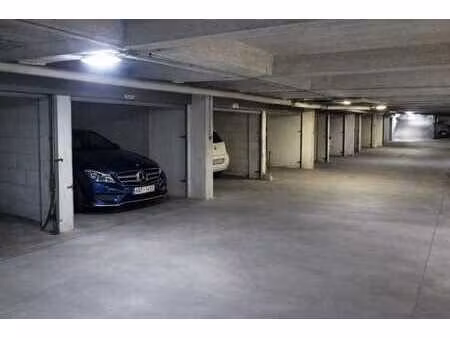 emplacement de parking avec volet