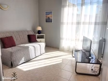 agréable f.1. meublé et rénové  avec balcon  cave  parking aisé 