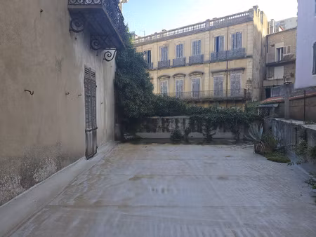 appartement de 99m2 et 60 m2 de terrasse a renover entiereme