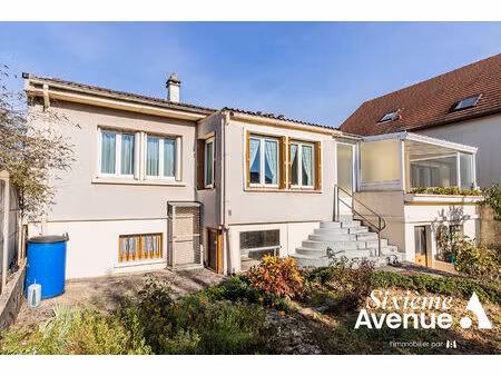 maison individuelle édifiée sur sous-sol total et disposant de 3 chambres.