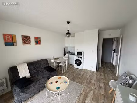 studio lumineux avec terrasse