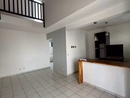 en duplex non meublé – 66 80 m² – 1er et dernier étage – entre-deux (ravine des citrons)