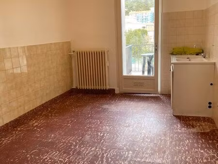 location t2 à l année