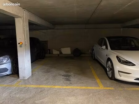 place de parking pas du lac - proche gare sqy