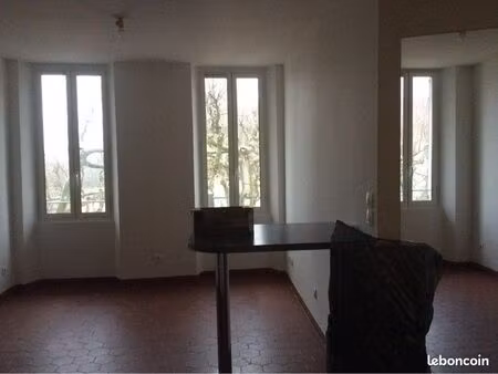 t3 50 m2 centre ville cotignac