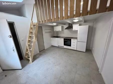 studio rénové à 30 mètres du port