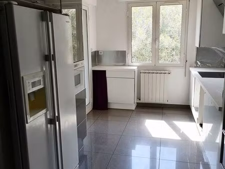 t4 dans résidence fermée avec 2 places de parking