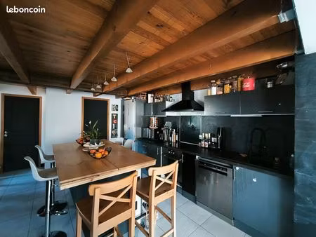 haut de maison + dépendance sur terrain environ 250m2