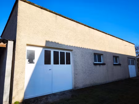 rabastens à 3 mn hangar de 100 m2 aménageable face à la campagne terrrain de 1360m2