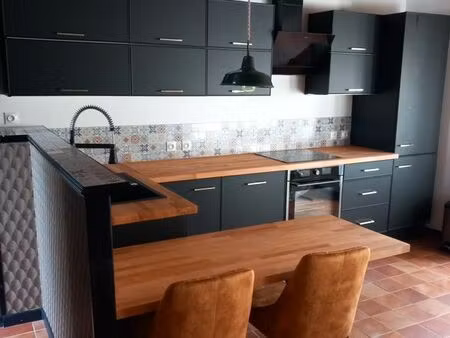 location maison en pierre entierement renovee et isolee avec place de parking cour a l'ava