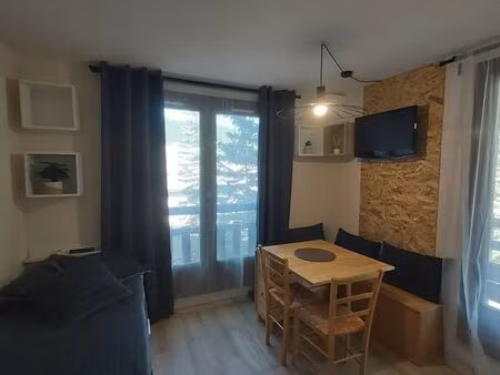 à louer à l’année – studio meublé rénové – accès direct pistes – risoul 1850