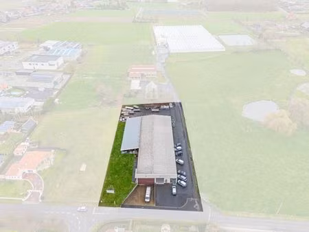 oostnieuwkerke. bedrijfsgebouw van 965m2 met overkapping  recente kantoren  parking en koe