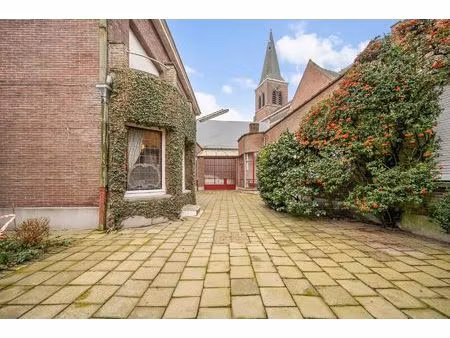 imposante herenwoning met loods in hartje overmere