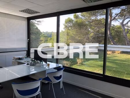 location local professionnel 181m²