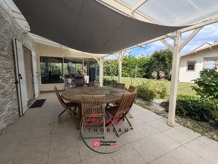 maison  jardin arboré  véranda