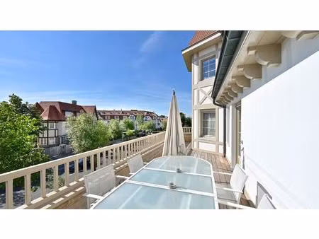 prachtig hoekappartement in een elegante villaresidentie...