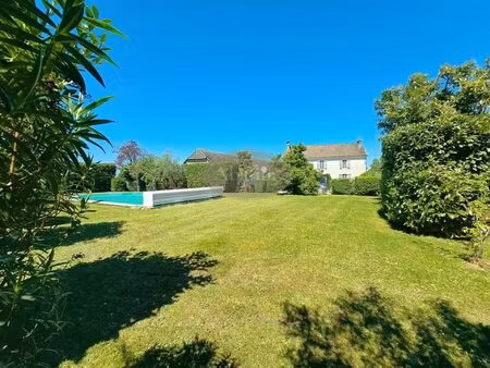 grande demeure  dépendances  piscine