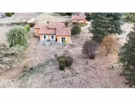 maison dans un environnement buccolique