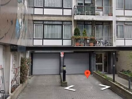 parking à deux pas de la place fernand cocq.