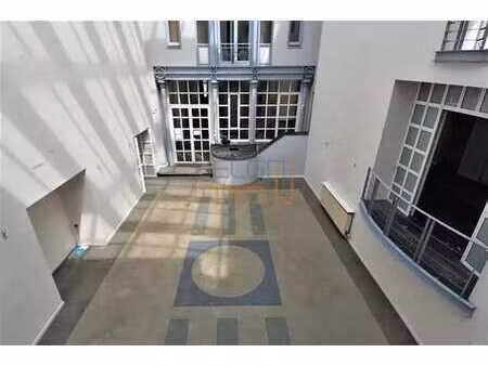 en plein coeur du quartier des squares  à deux pas du square