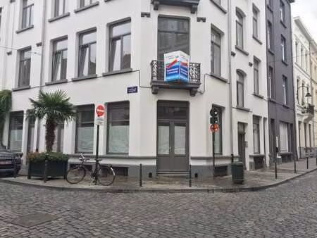 magnifique bureau au rez- place jeu de ball