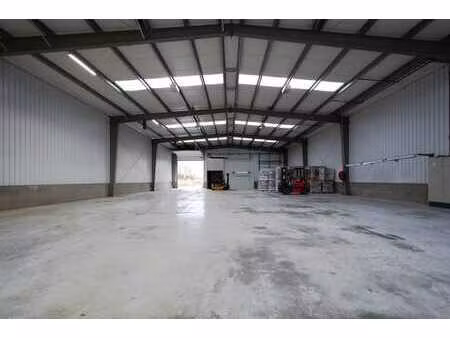 bedrijfsgebouw met magazijn van 420m² en kantoren van 130...