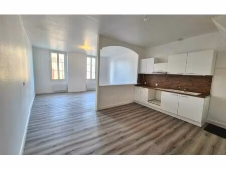 location maison  m² t-4 à targon  795 €