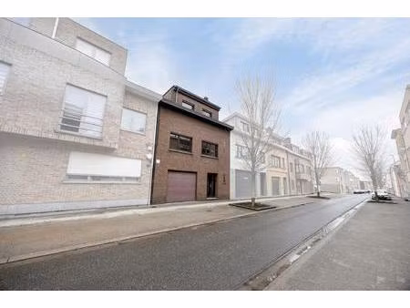 op te frissen gezinswoning met inpandige garage en tuin op toplocatie in strombeek!