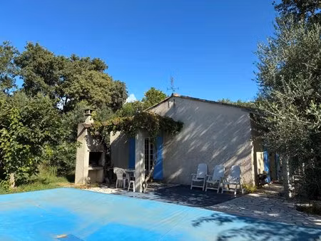 villa 3 chambres  piscine  1090 m2 belle vue dégagée.