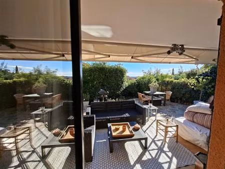 t3  rez-de-jardin  terrasse  grand jardin  piscine  aperçu mer