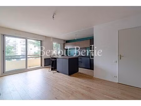 t3 avec balcon  limite bordeaux !