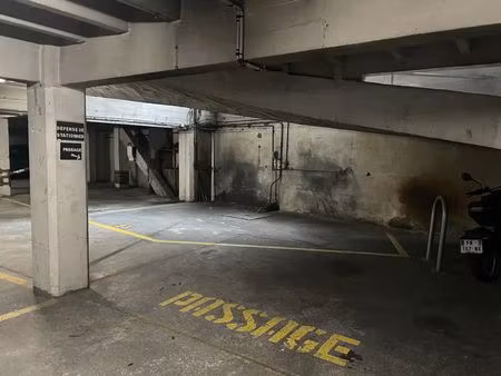 place de parking avec borne de recharge eléctrique