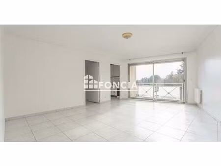 f2 lumineux de 58 m2 avec 2 places de parking a sainte genevieve des bois proche croix bla