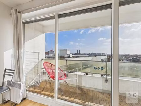 a vendre studio vide avec balcon orienté sud est