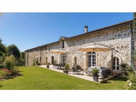 propriété charentaise de 18 pièces à courgeac
