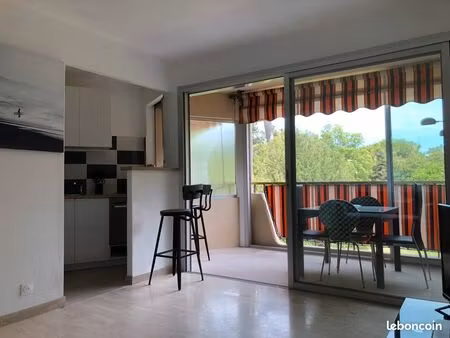 location studio meublé