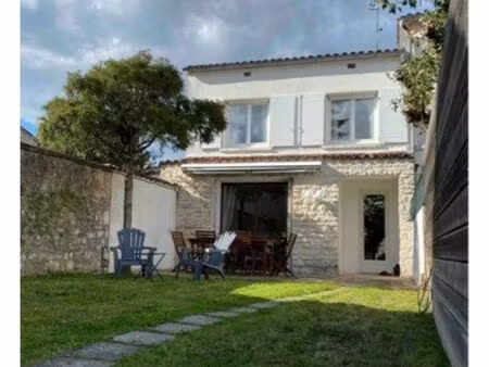 location meublée maison de ville avec jardin