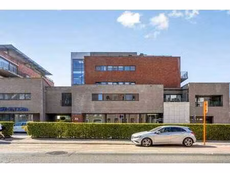 ruime kantoor- of winkelruimte met opslagmogelijkheden