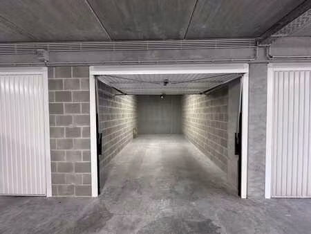 spacieux garage box avec portail automatique à vendre dans l