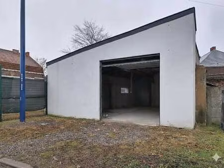 petit entrepôt avec bureau et zone de parking pour 15 véhicu